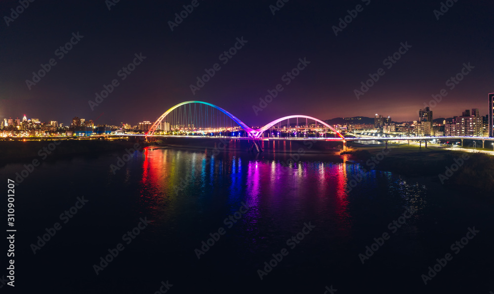 Obraz premium Crescent Bridge - landmark of New Taipei, Taiwan with beautiful illumination at night, photography in New Taipei, Taiwan.