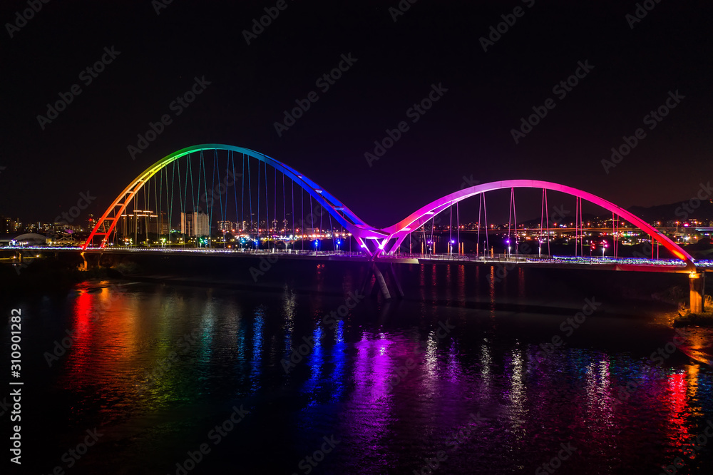 Naklejka premium Crescent Bridge - landmark of New Taipei, Taiwan with beautiful illumination at night, photography in New Taipei, Taiwan.