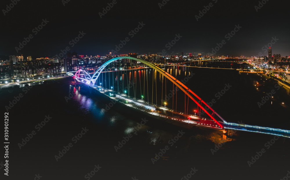 Obraz premium Crescent Bridge - landmark of New Taipei, Taiwan with beautiful illumination at night, photography in New Taipei, Taiwan.