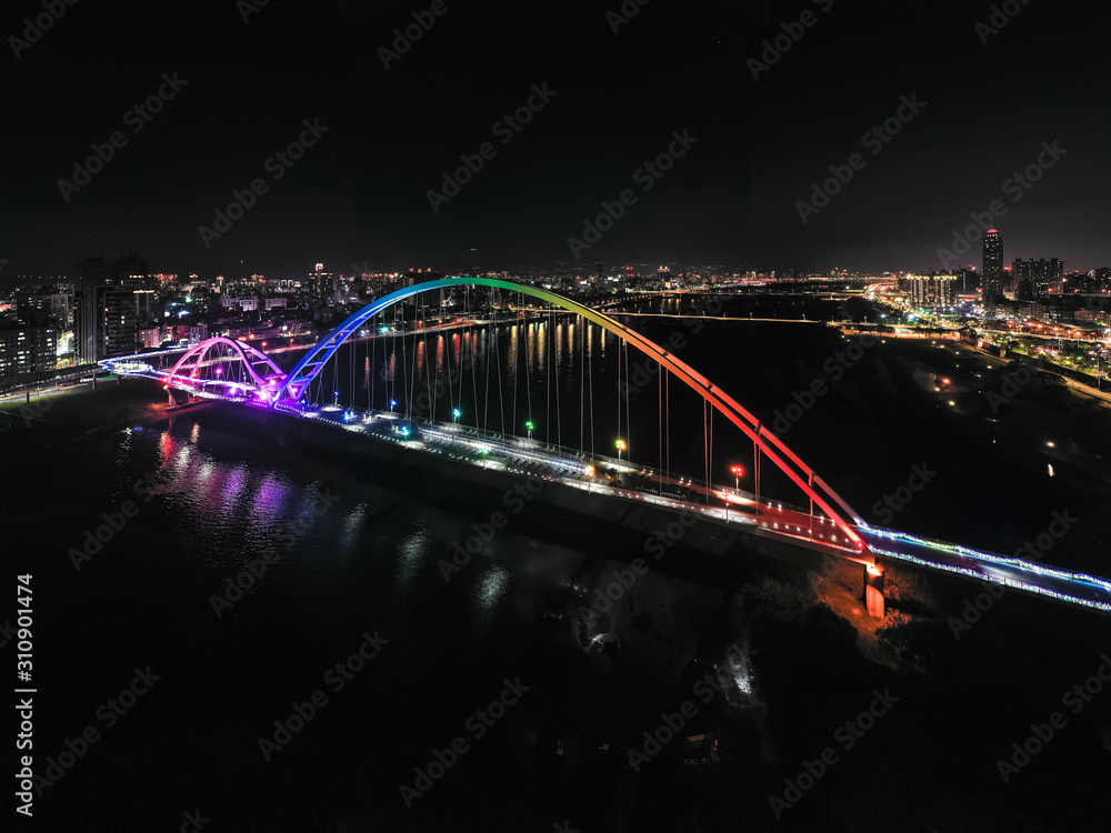 Obraz premium Crescent Bridge - landmark of New Taipei, Taiwan with beautiful illumination at night, photography in New Taipei, Taiwan.
