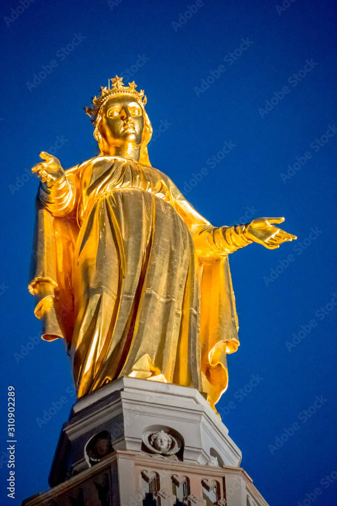 La statue de Marie de la Basilique Notre-Dame-de-Fourvière de Lyon