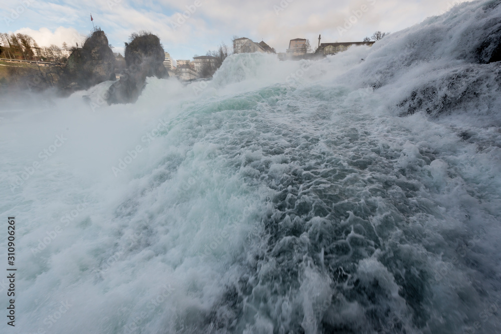 Acqua e cascate del Reno