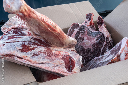 Canvastavla Frozen pieces of deer meat lie in a cardboard box.