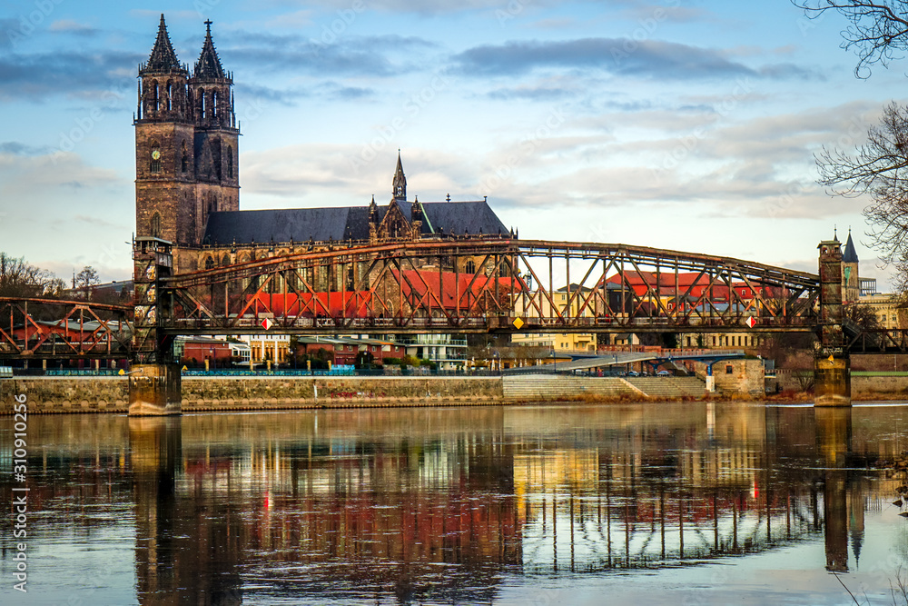 Der Dom zu Magdeburg spiegelt sich in der Elbe