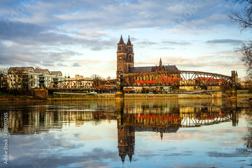 Der Dom zu Magdeburg spiegelt sich in der Elbe