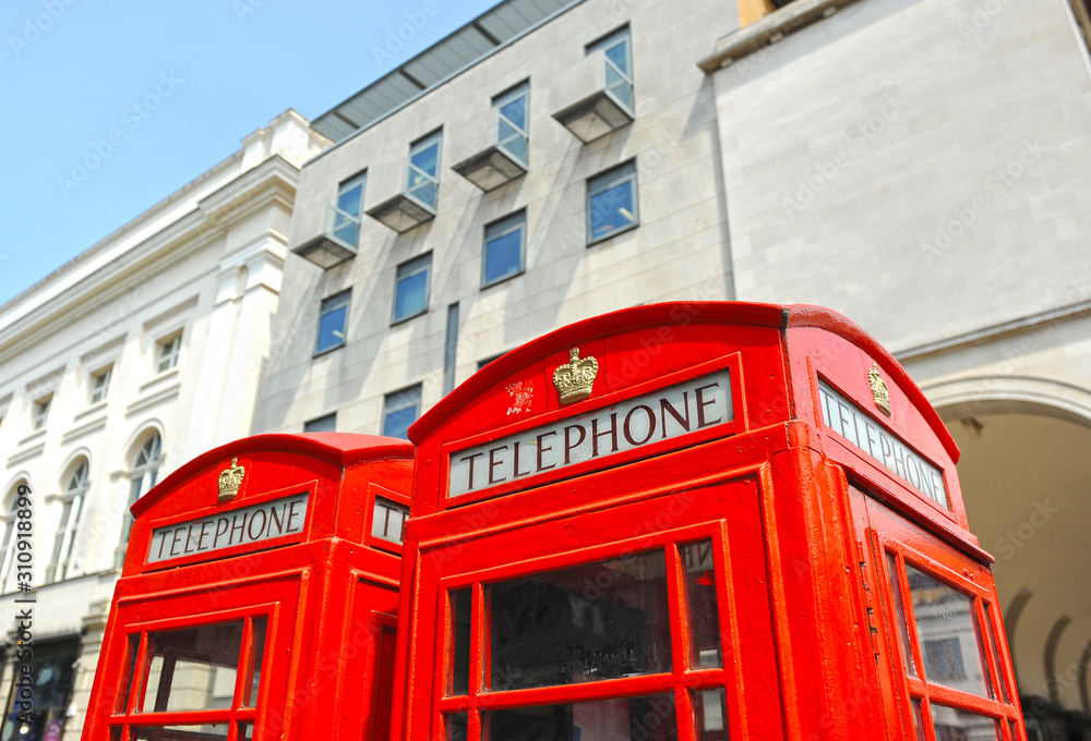 Icónica cabina telefónica roja pública en Londres, Inglaterra, Reino Unido Icónica cabina telefónica roja pública en Londres, Inglaterra, Reino Unido
