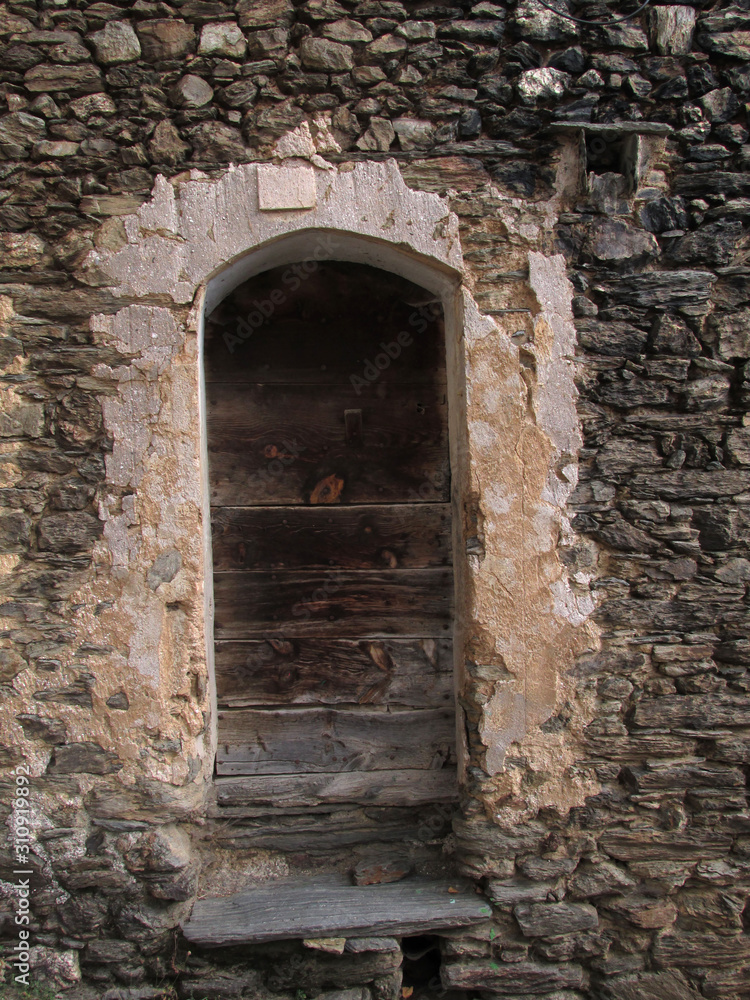 puerta madera antigua de pueblo arte rural