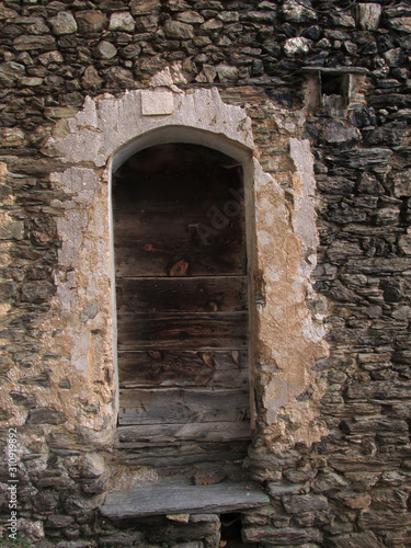 puerta madera antigua de pueblo arte rural