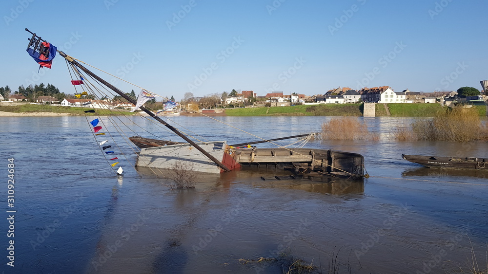 Naufrage de bâteaux dans la Loire, rivage Sud, Jargeau,