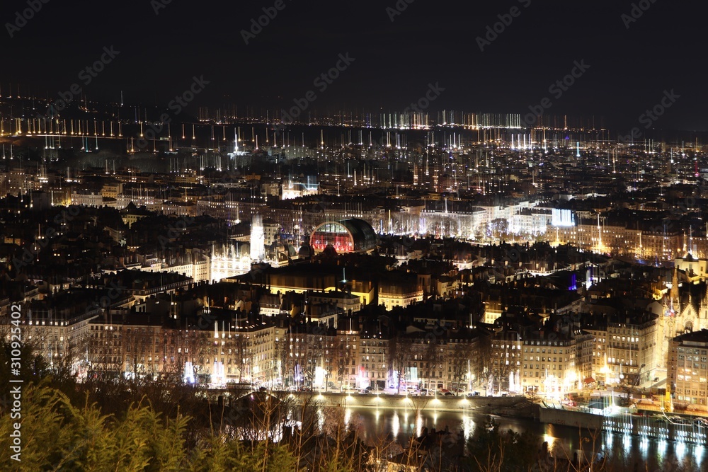 Hôtel de ville et opéra de Lyon la nuit vu depuis la colline de Fourvière - Ville de Lyon - Département du Rhône - France