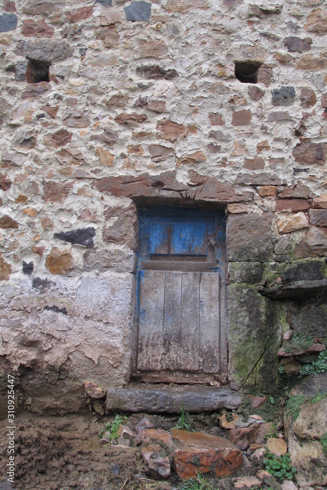 puerta madera antigüa de pueblo arte rural puerta madera antigüa de pueblo arte rural
