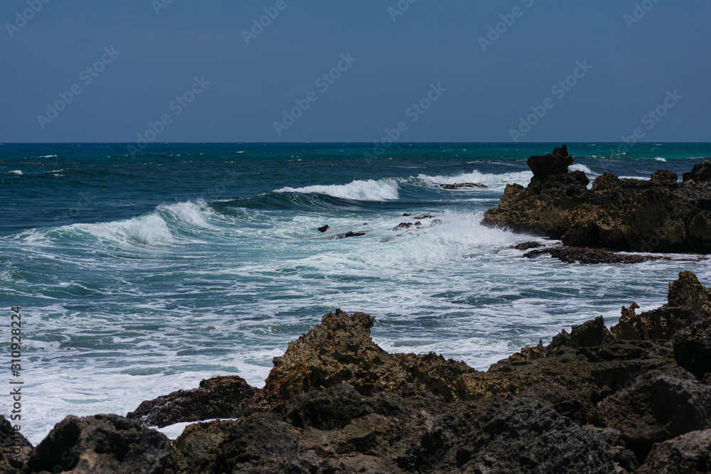 Playa con piedras del mar caribe 