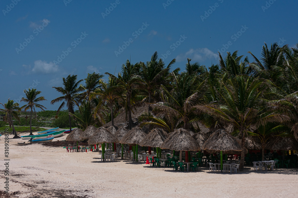 Fototapeta premium Palapas en la playa del mar caribe 