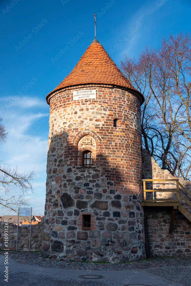 Burg bei Magdeburg, Hexenturm, erbaut im 11. Jahrhundert.