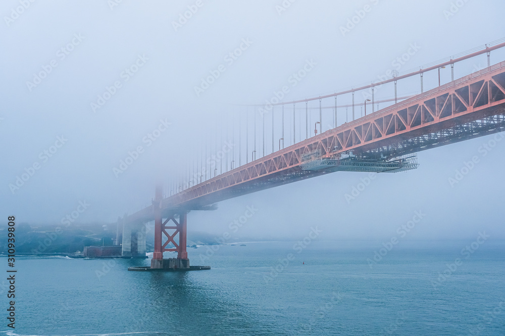 Fototapeta premium Golden Gate Bridge Socked In
