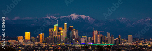 Plakat 6 LUTEGO 2019 - LOS ANGELES, CA, USA - „City of Angeles” - Los Angeles Skyline otoczone przez góry San Bernadino i Mount Baldy ze świeżym śniegiem z Kenneth Hahn State Park