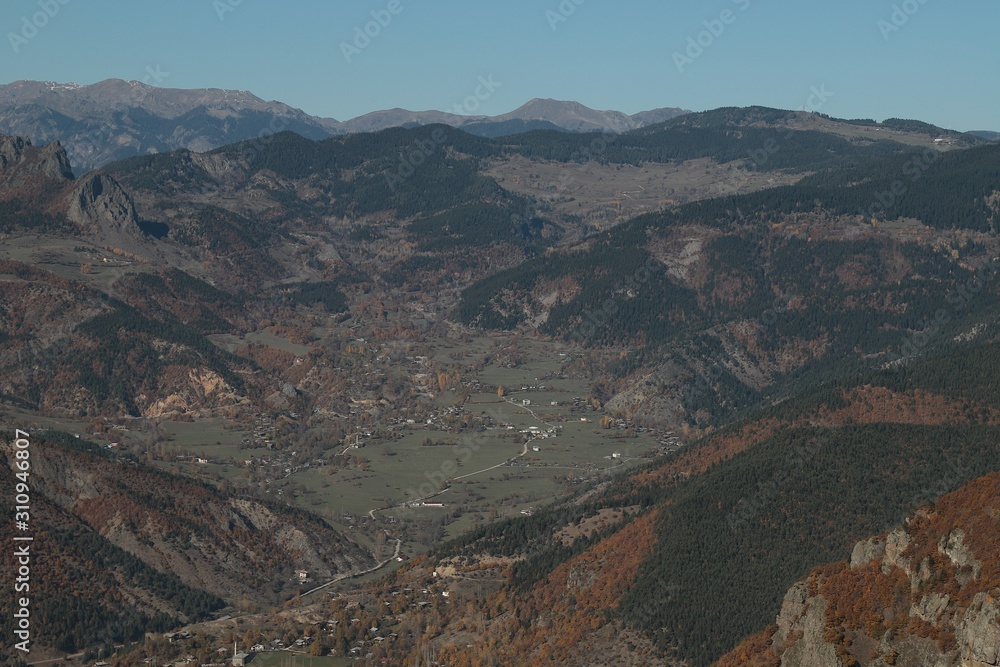 Naklejka premium Mountain forest village in autumn. Autumn mountain village view