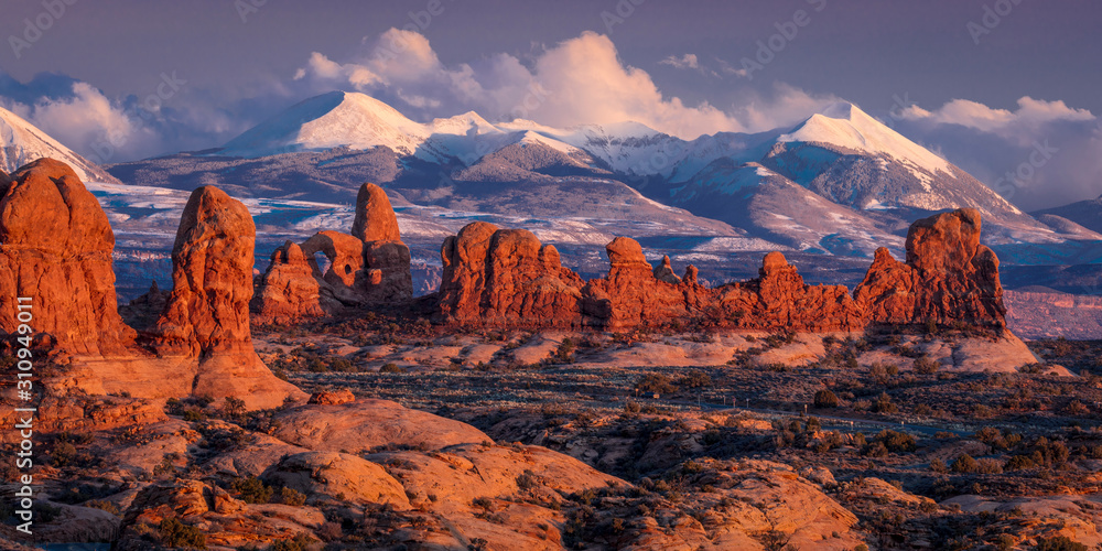Fototapeta premium 15 LUTEGO 2019 - ARCHES NATIONAL PARK, UTAH, USA - Arches National Park, Utah o zachodzie słońca - Lasalle Mountains in distance