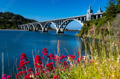 Canvastavla MAY 31, GOLD BEACH, OR, USA - Isaac Lee Patterson Bridge, also known as the Rogu