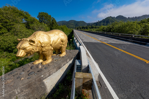 Konstfotografi MAY 31, 2019, California, USA - Route 101, N California Golden Bear Statue on br