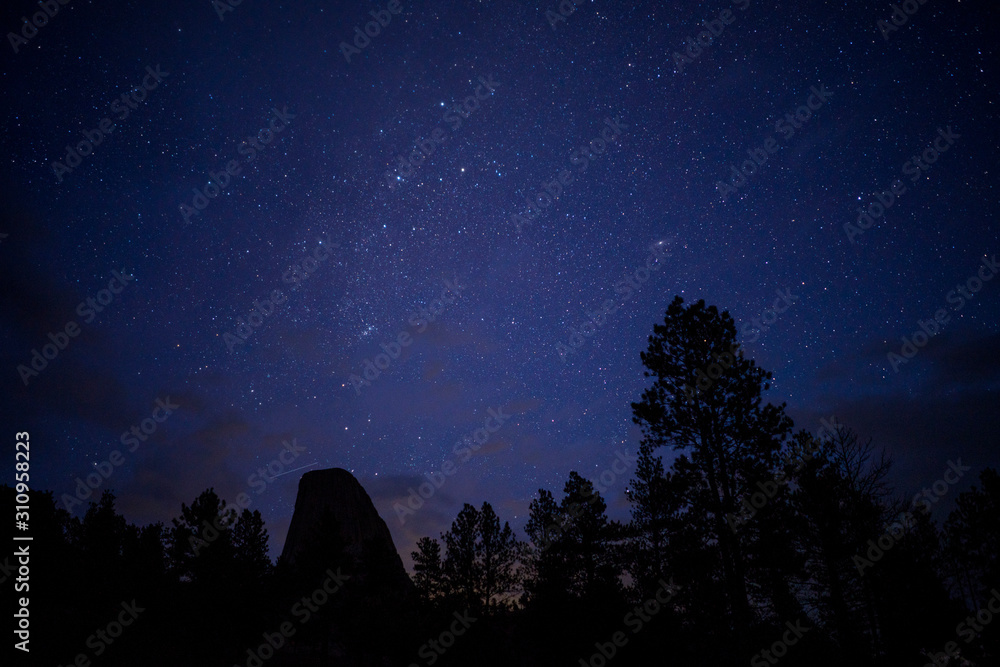 Starry Night in storm inm Devils Tower National Momument, Wyoming - obrazy, fototapety, plakaty 
