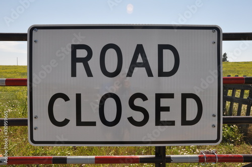 Road closed sign © JCurtis