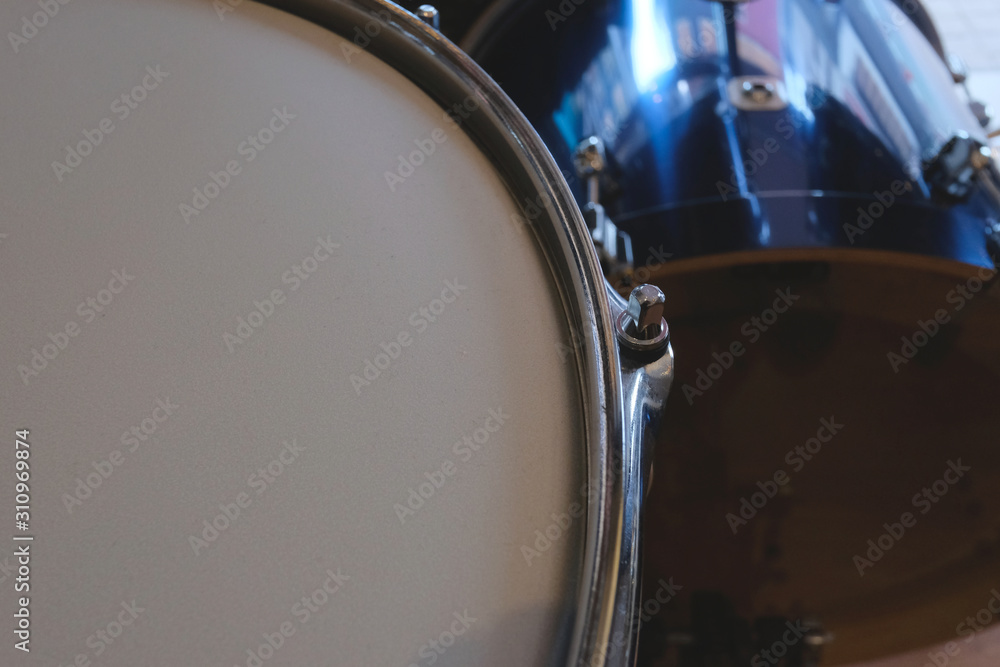 Obraz premium Top view of snare and blured bassdrum background, Drumset is it a instruments for drummer musician, percussion rythm equipment. with selective focus