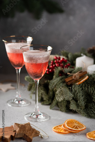 Obraz na płótnie Rose champagne in a glass on the background of a Christmas wreath w salonie