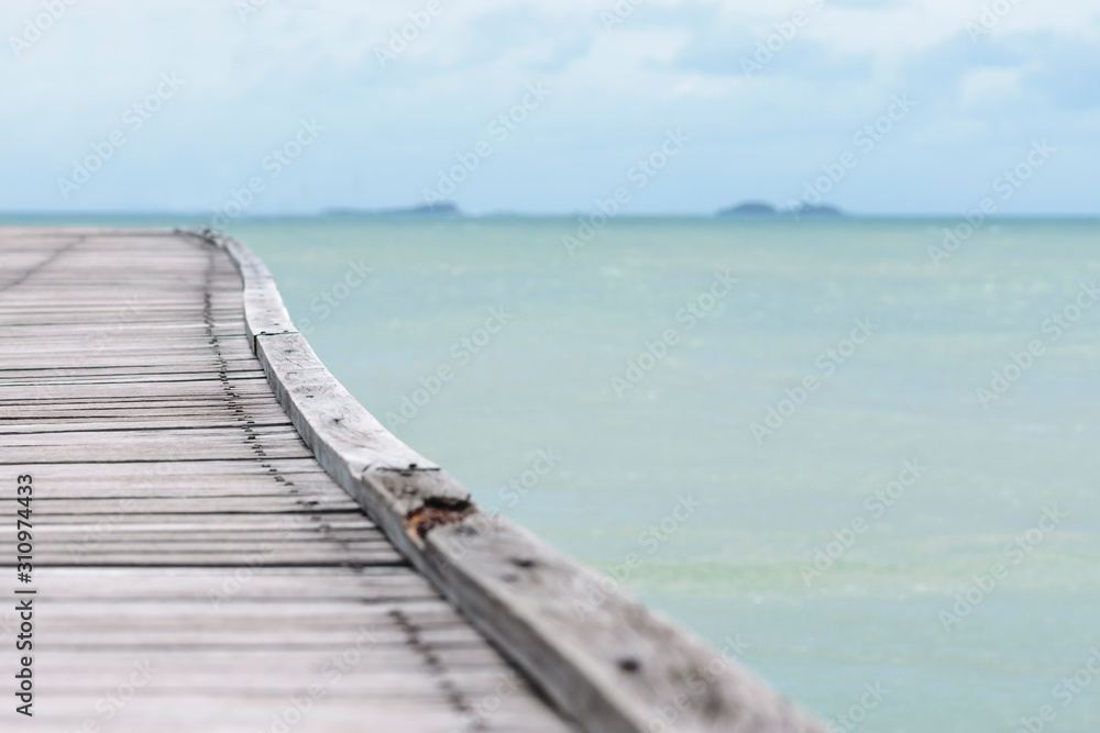 Obraz premium Filed wooden bridge into the sea.