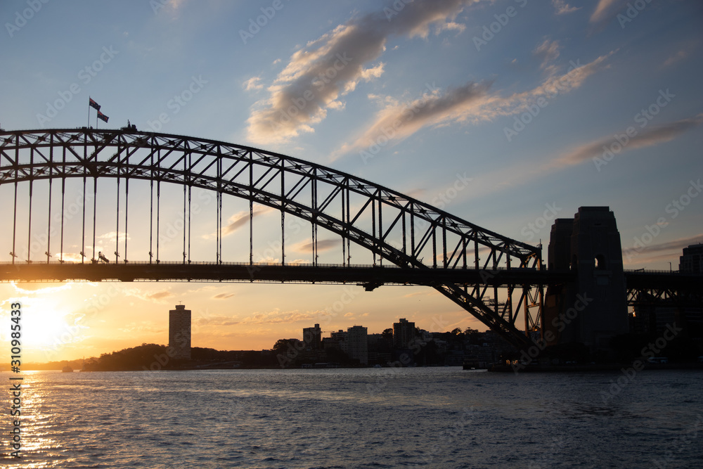 Obraz premium sydney harbour bridge at sunset