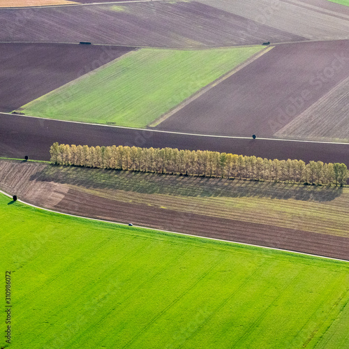 vue aérienne d'une route et de champs à Etrépagny dans l'Eure en France