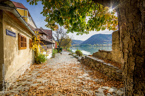 Fotografi Idyllic street Traunergassl in Dürnstein city in atumn, Wachau, Austria