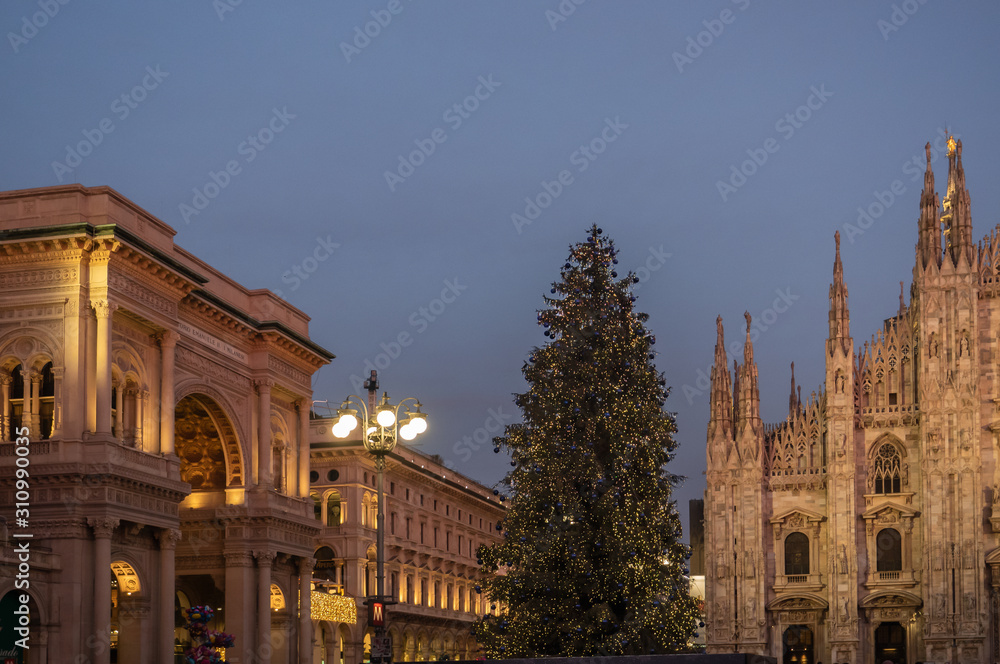 Fototapeta premium wonderful atmosphere in Duomo Square in Milan during the Christmas holidays