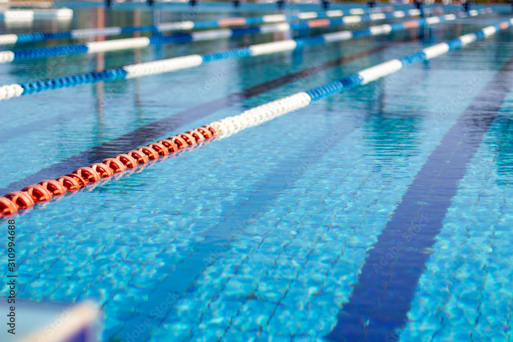 Obraz premium Sports swimming pool in the resort area early in the morning.