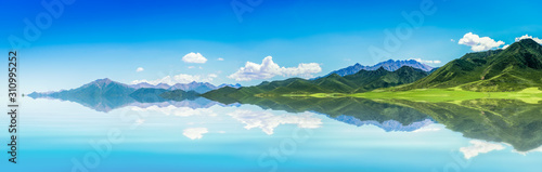 The wide and wide picture, blue sky and white clouds, beautiful endless green mountains and waters.