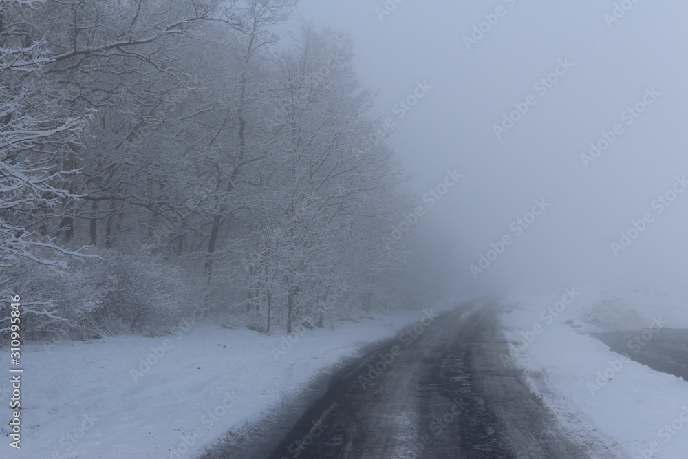 Obraz premium snow covered road