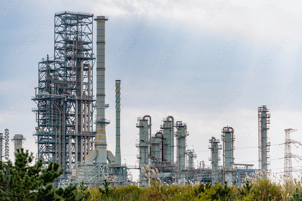 Fototapeta premium 石油精製所の風景
