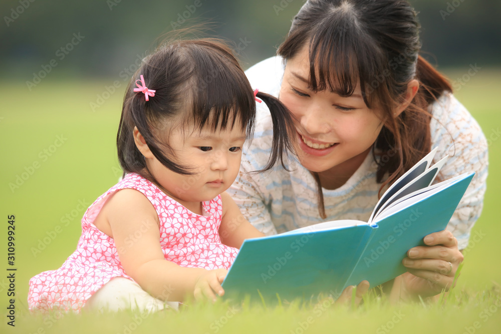 本を読む親子 本を読む親子