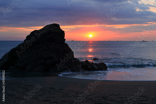 桂浜 砂浜から朝日を眺める（高知市）