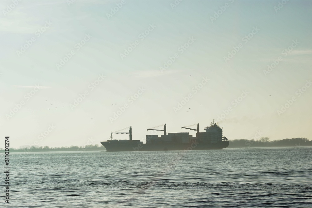 Frachtschiff auf dem Meer der Hamburger Elbe