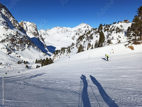 piste de ski la mongie avec ombre de skieur en vacances
