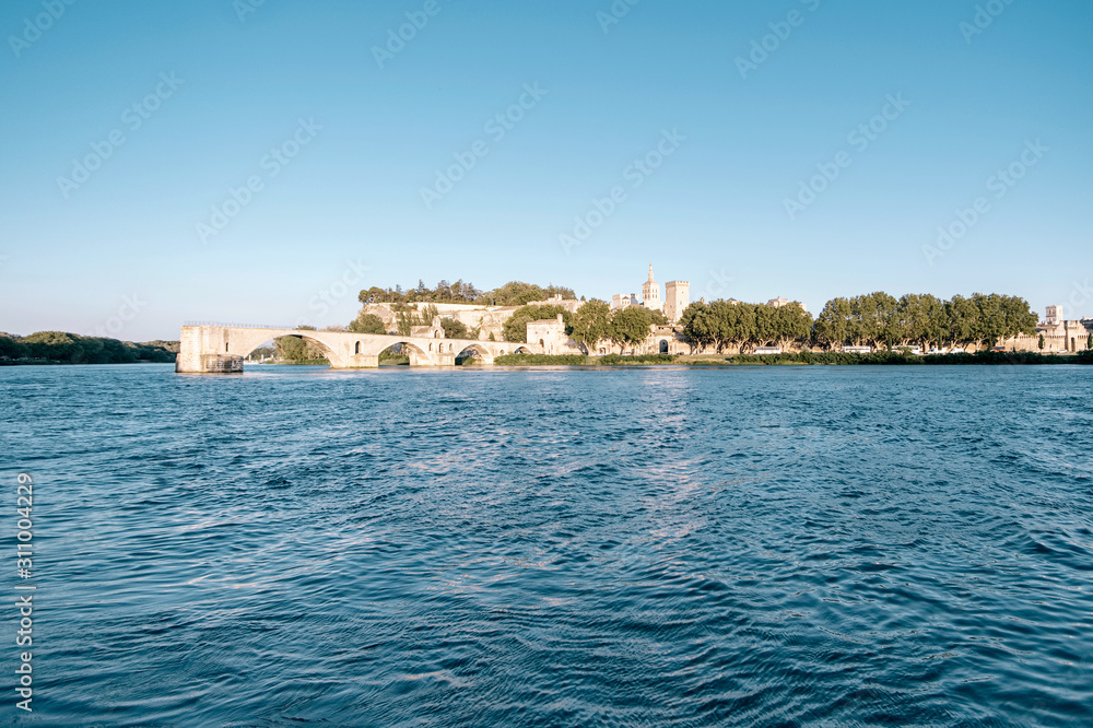 Blick auf Avignon im Sommer, Südfrankreich