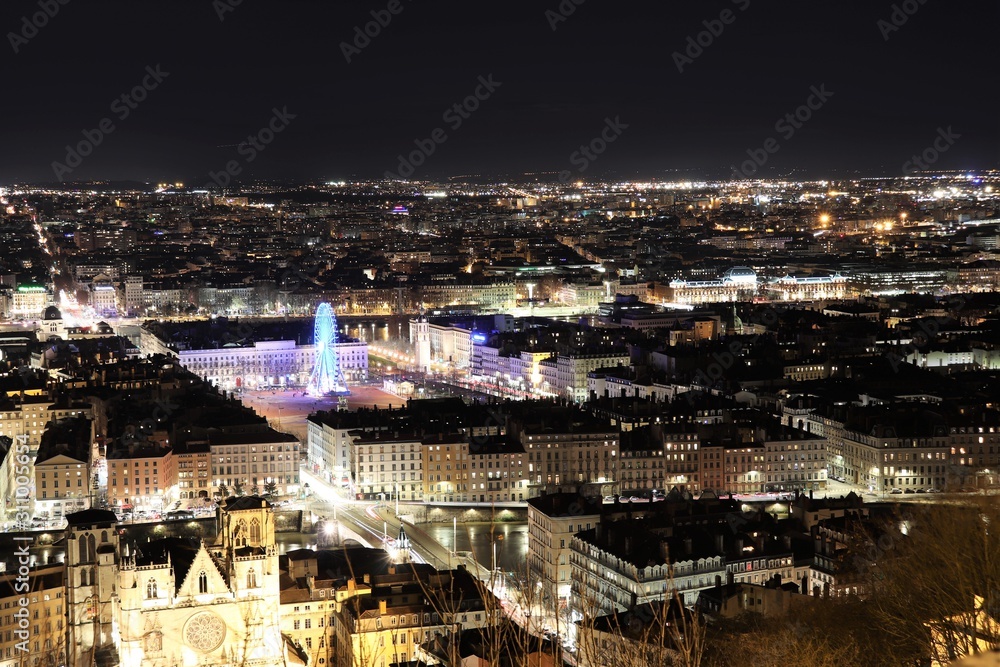La cathédrale Saint Jean, la place Bellecour et la grande roue à Lyon la nuit vues depuis la colline de Fourvière - Ville de Lyon - Département du Rhône - France