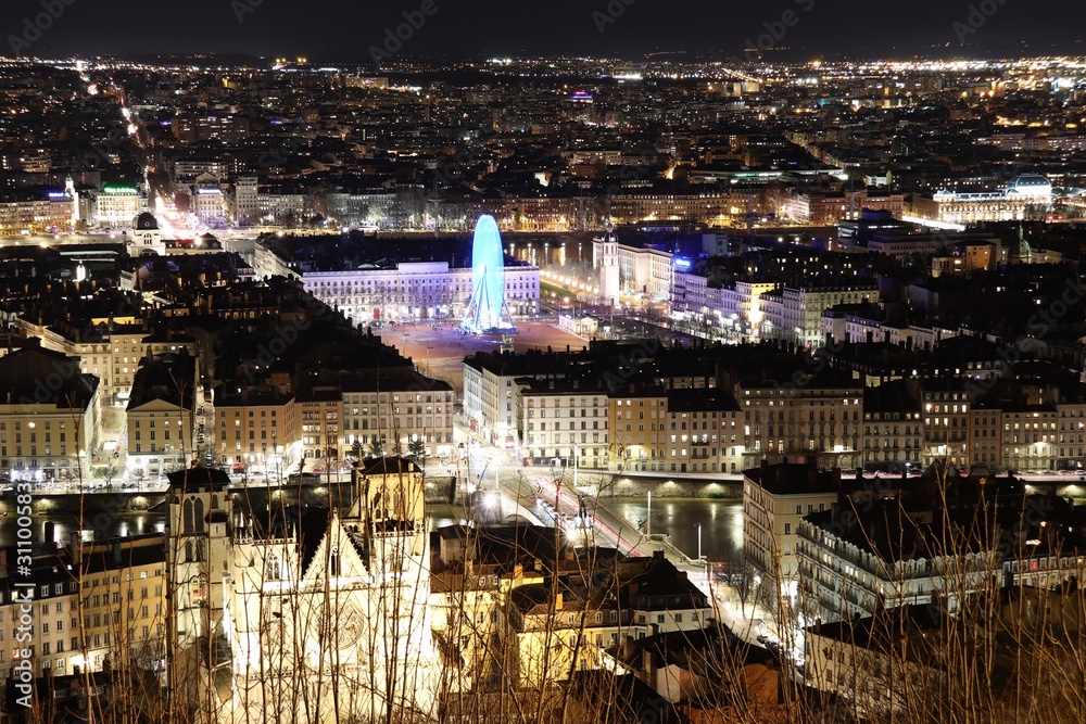 La cathédrale Saint Jean, la place Bellecour et la grande roue à Lyon la nuit vues depuis la colline de Fourvière - Ville de Lyon - Département du Rhône - France