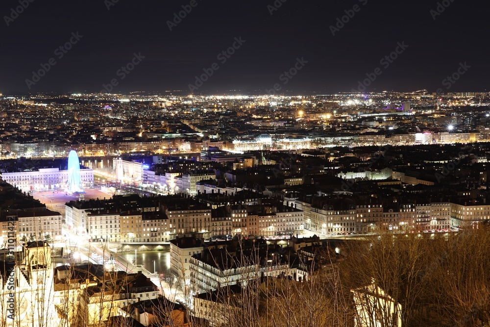 Obraz premium Lyon la nuit vue depuis la colline de Fourvière - Ville de Lyon - Département du Rhône - France