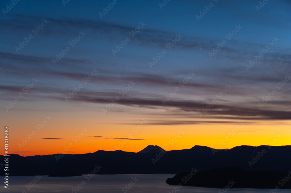 Naklejka premium 鮮やかな色彩の黄昏の空