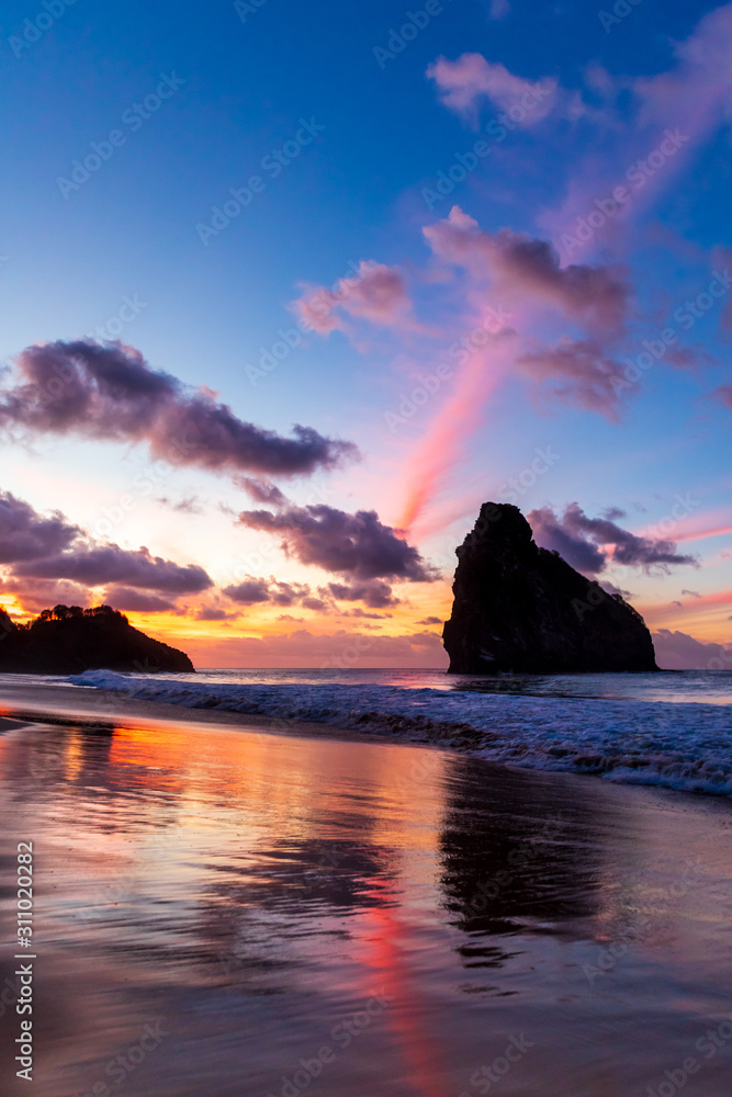 Φωτογραφία Stunning colorful sunset in Cacimba do Padre beach in Fernando de Noronha, Brazil with water reflection
