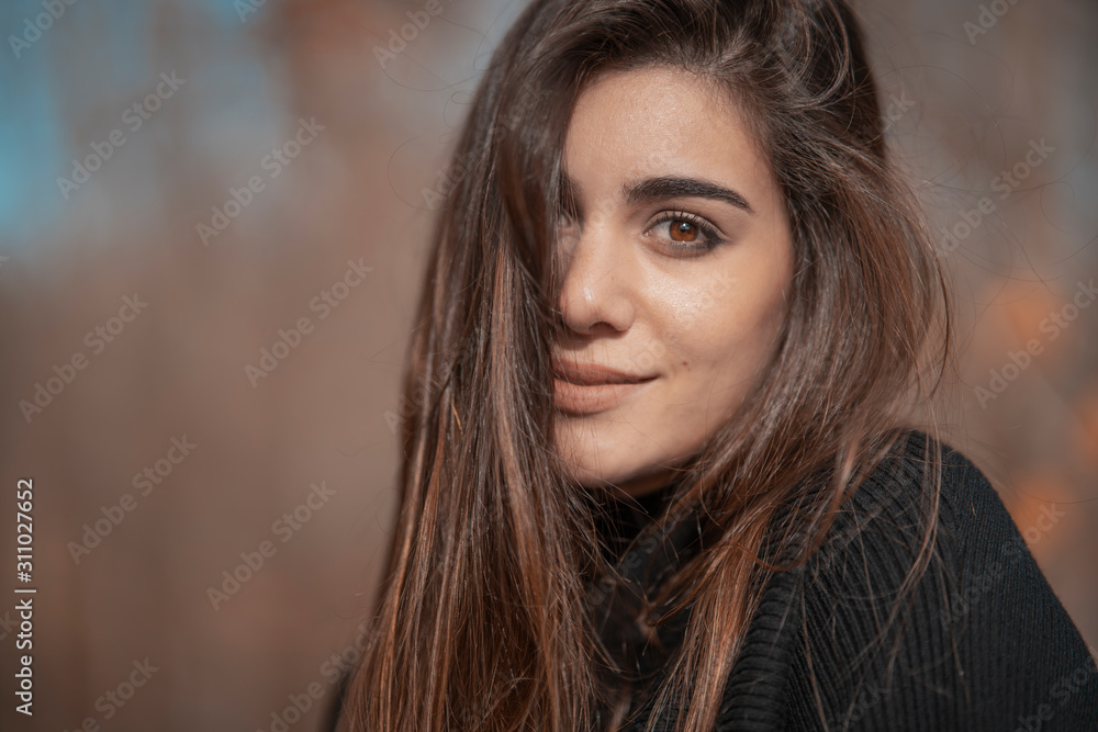 Retrato de mujer joven en paisaje de otoño Retrato de mujer joven en paisaje de otoño