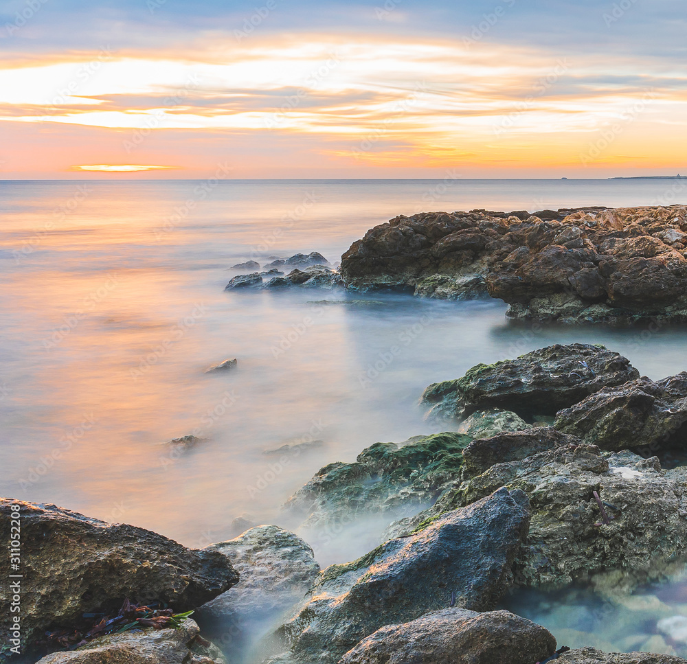 Sonnenaufgang am Mittelmeer! Träumen, Emotionen und Glück  in dem Moment im Bild! Top Hintergrund für Flyer