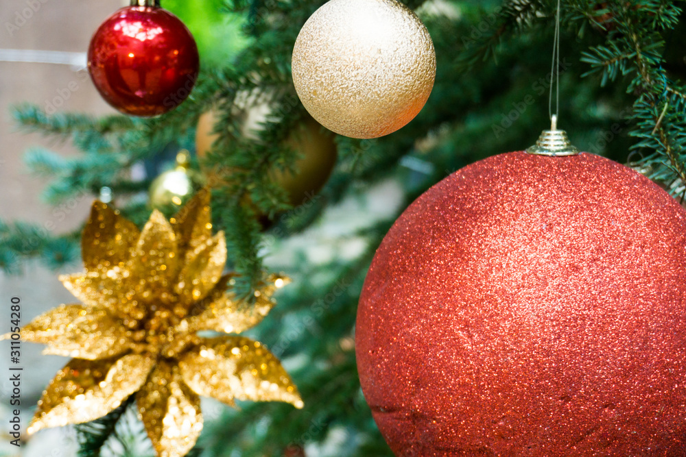 Obraz premium close up view of a beautifully decorated colorful Christmas tree